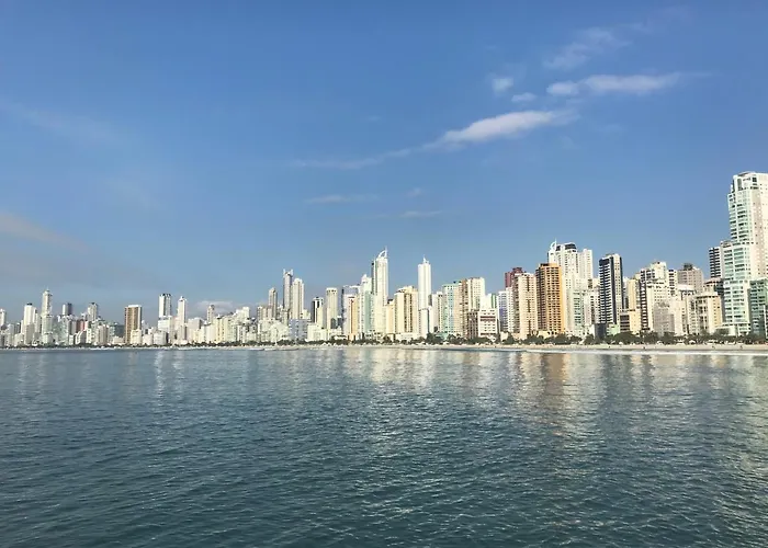 Na Quadra Da Praia Com Tres Quartos Em Balneario Camboriu Sc.