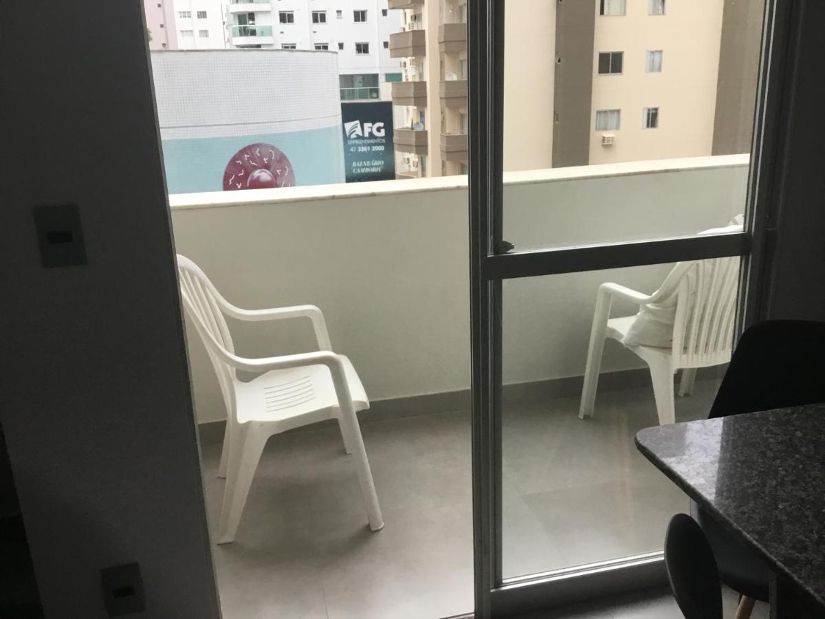 Na Quadra Da Com Tres Quartos Em Sc. Apartment
